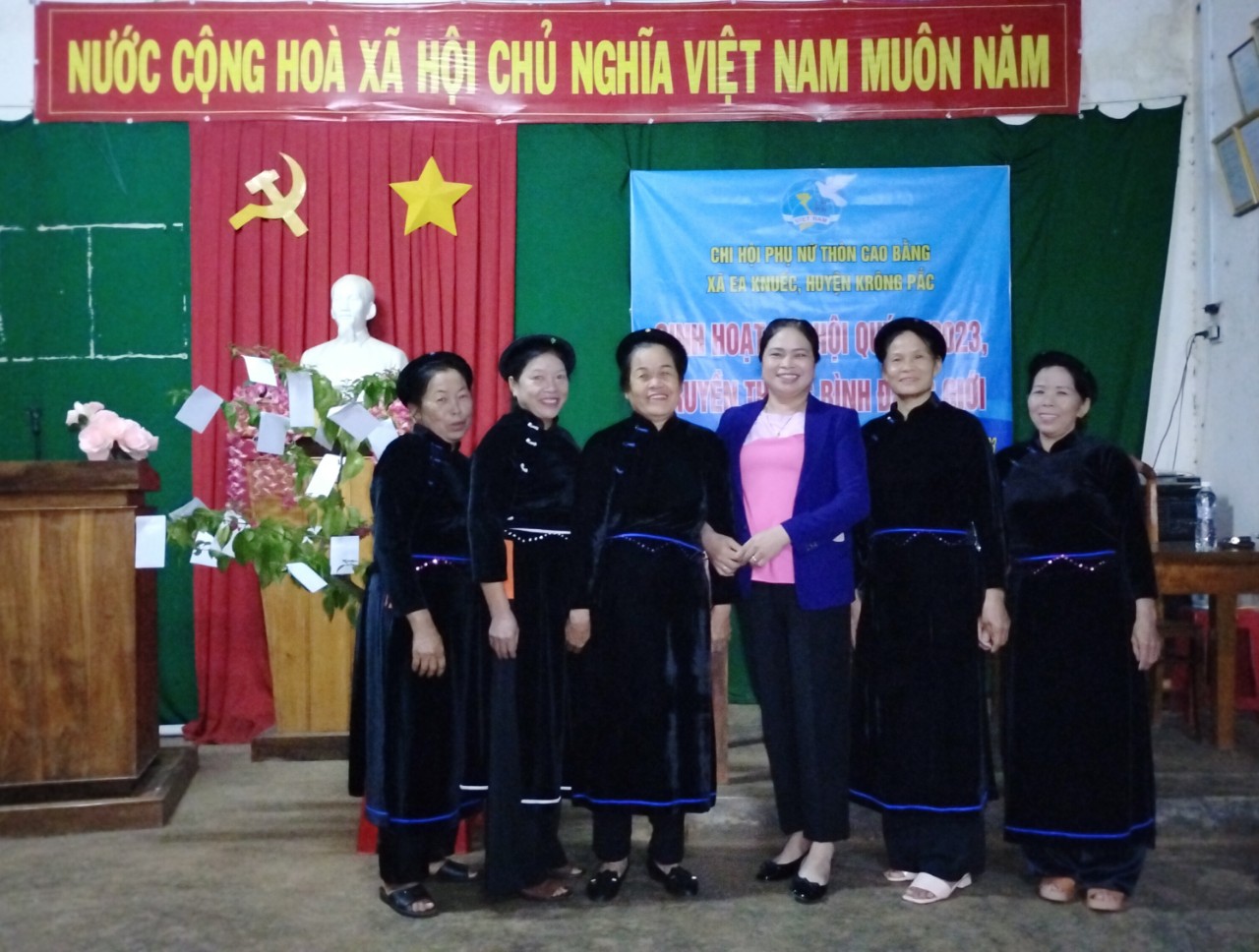 SINH HOẠT CHI HỘI PHỤ NỮ MẪU TẠI THÔN CAO BẰNG XÃ EA KNUÊC